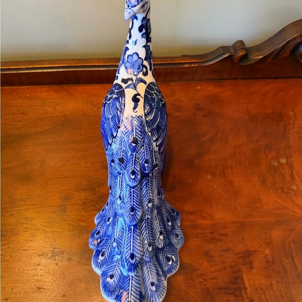 Chinoiserie blue and white ceramic peacock figurine - Picture 5 of 8